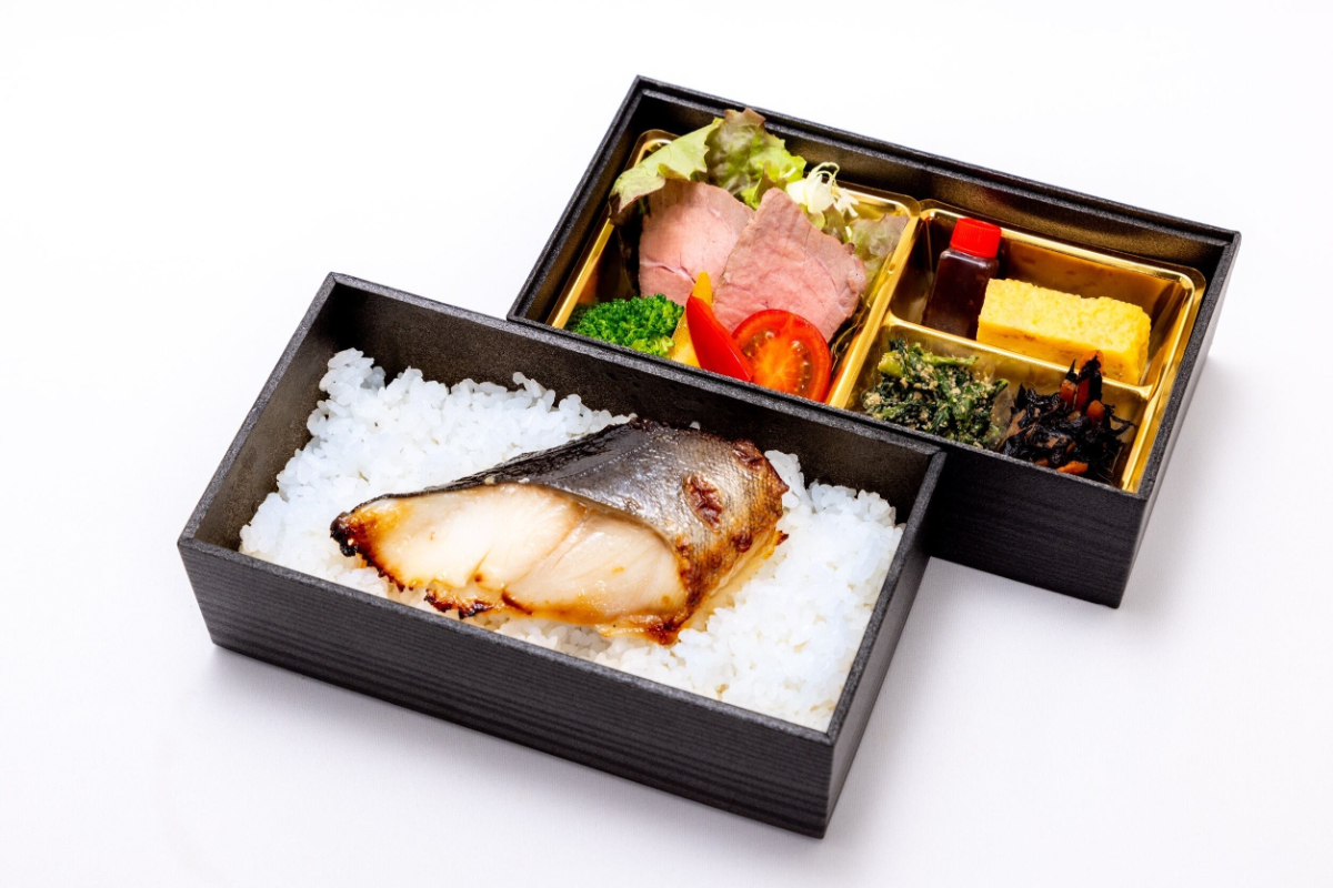 銀だら粕漬け焼とローストビーフ２段弁当の写真